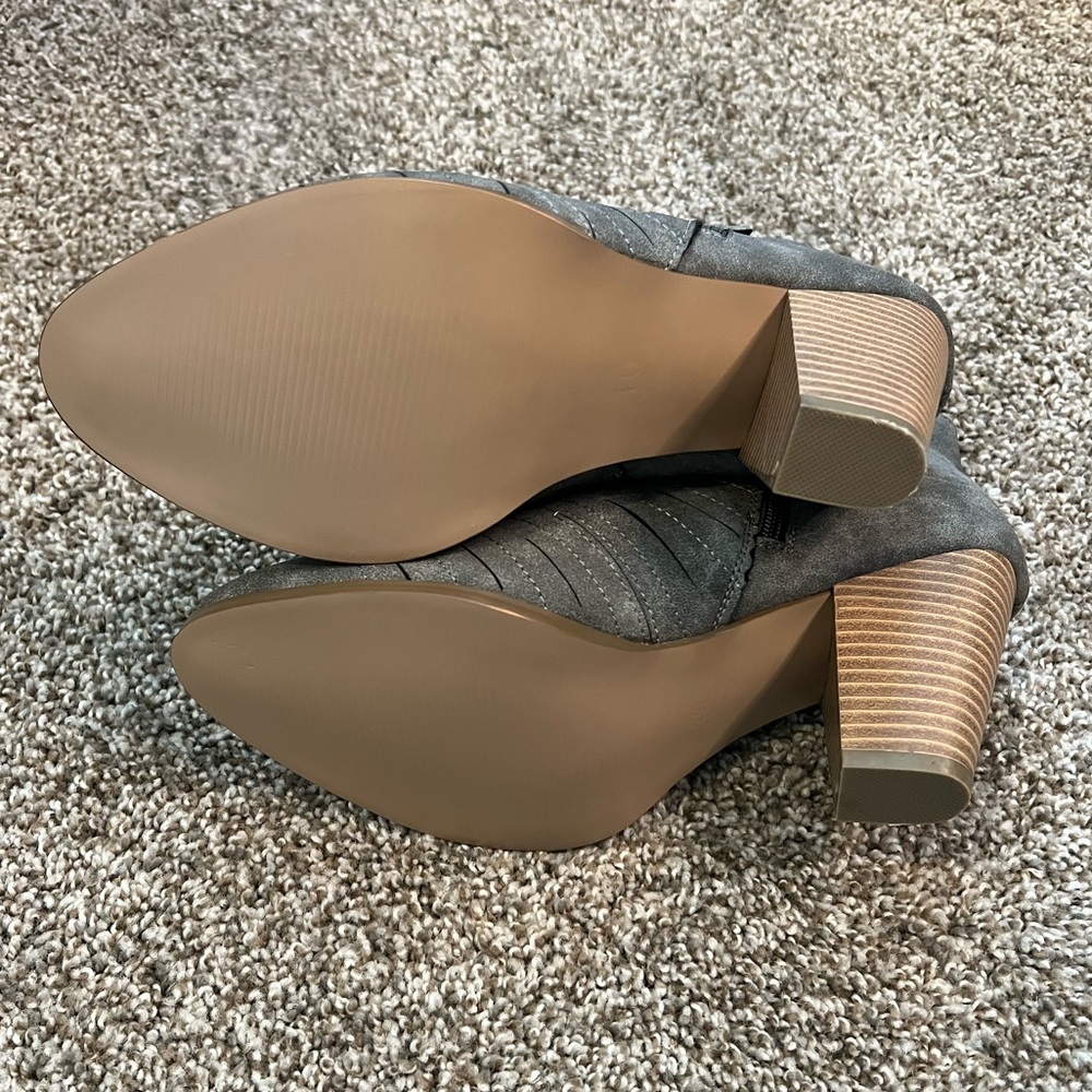 NWOT! JustFab Cartur Gray Booties in Size 10 Wide Width - Picture 10 of 11